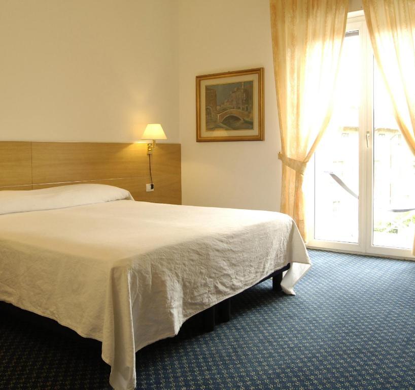 Albergo Al Caminetto Torbole Sul Garda Стая снимка