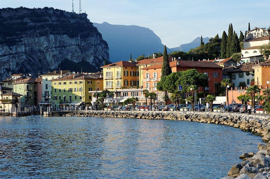 Albergo Al Caminetto Torbole Sul Garda Екстериор снимка
