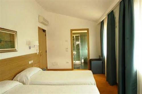 Albergo Al Caminetto Torbole Sul Garda Екстериор снимка